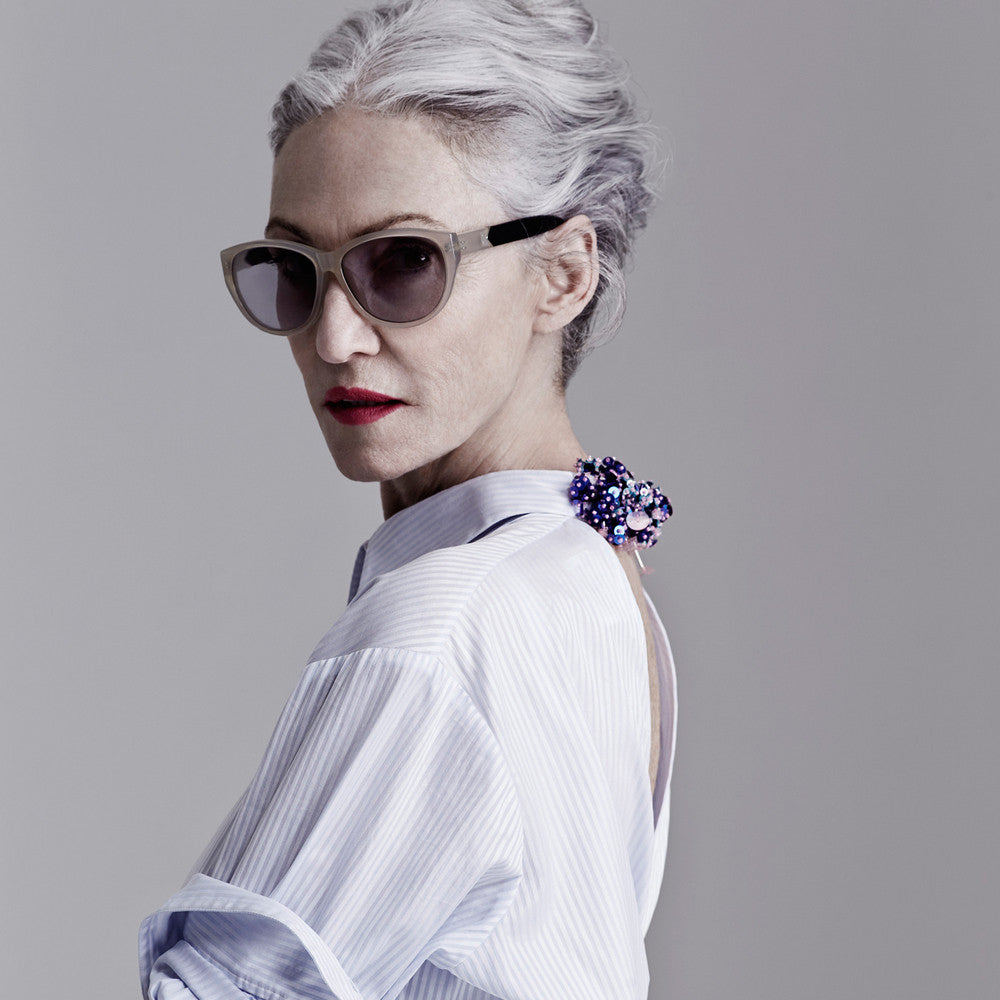BLONDES VS. BRUNETTES: WHO GRAYS FIRST?
